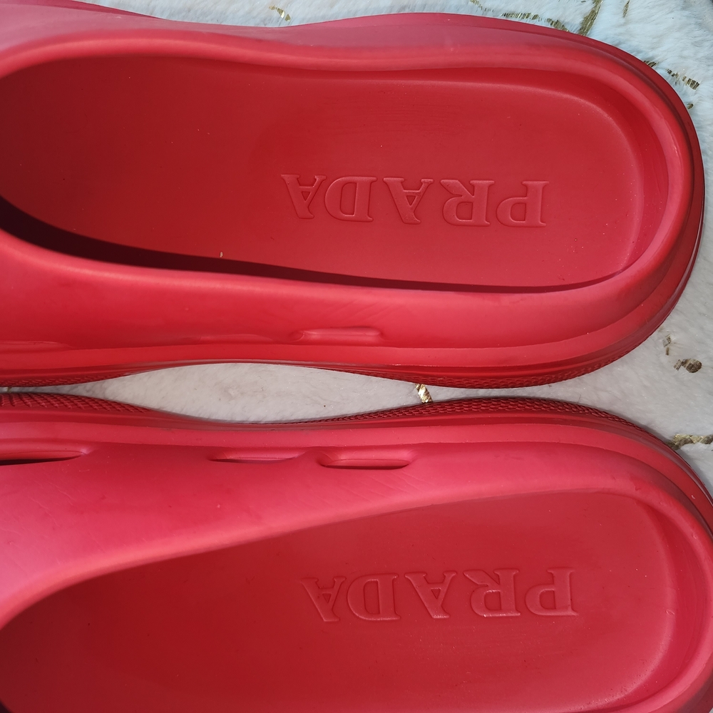 Prada Red Slippers Minimalist Design - Picture 4 of 9